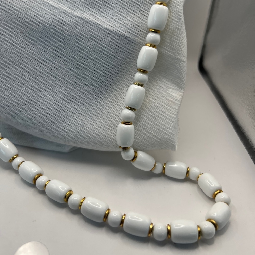 Vintage Crown Trifari White bead and gold tone long necklace - Picture 3 of 8